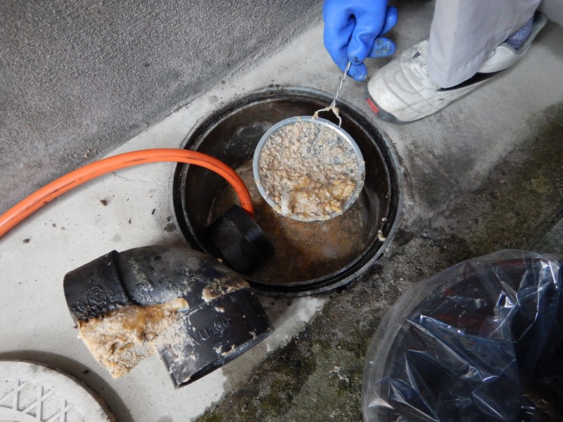 施工中1-排水ます・排水管高圧ジェット洗浄