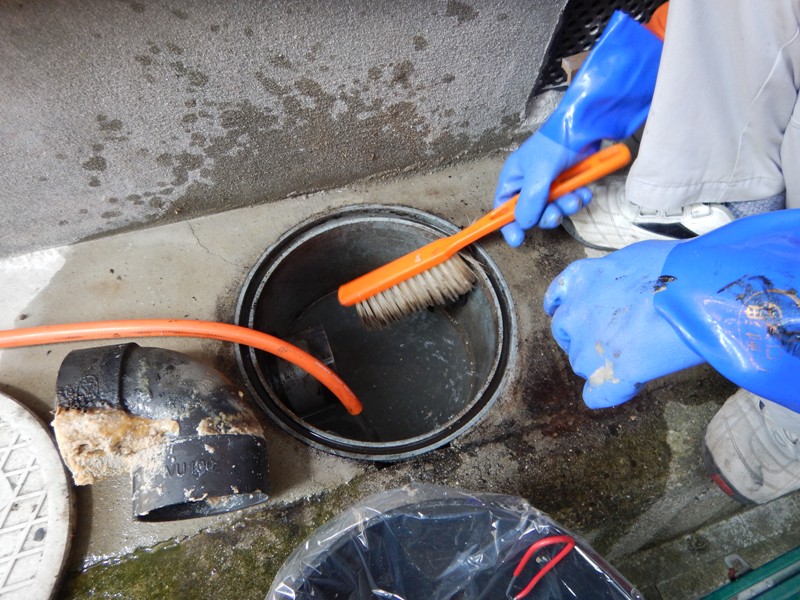 施工中2-排水ます・排水管高圧ジェット洗浄